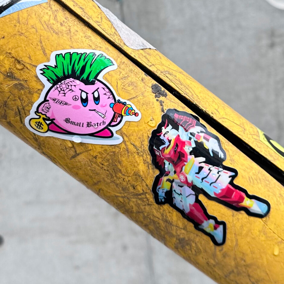 Quirby with a mohawk fighting a robot samurai